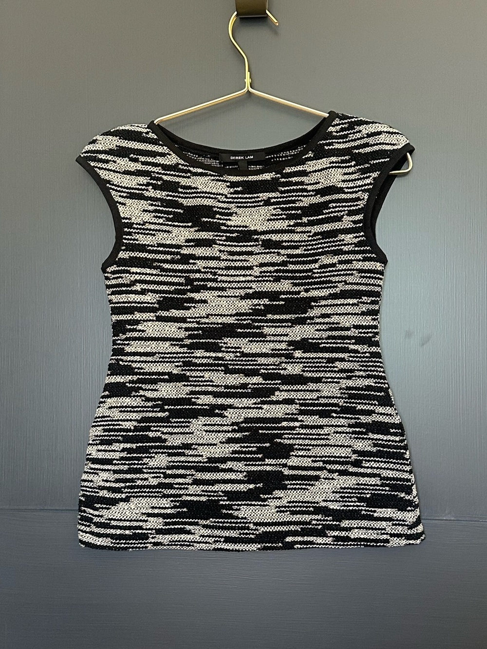 DEREK LAM Black and White Textured Stretch Knit Cap-Sleeve Tank / Size Small